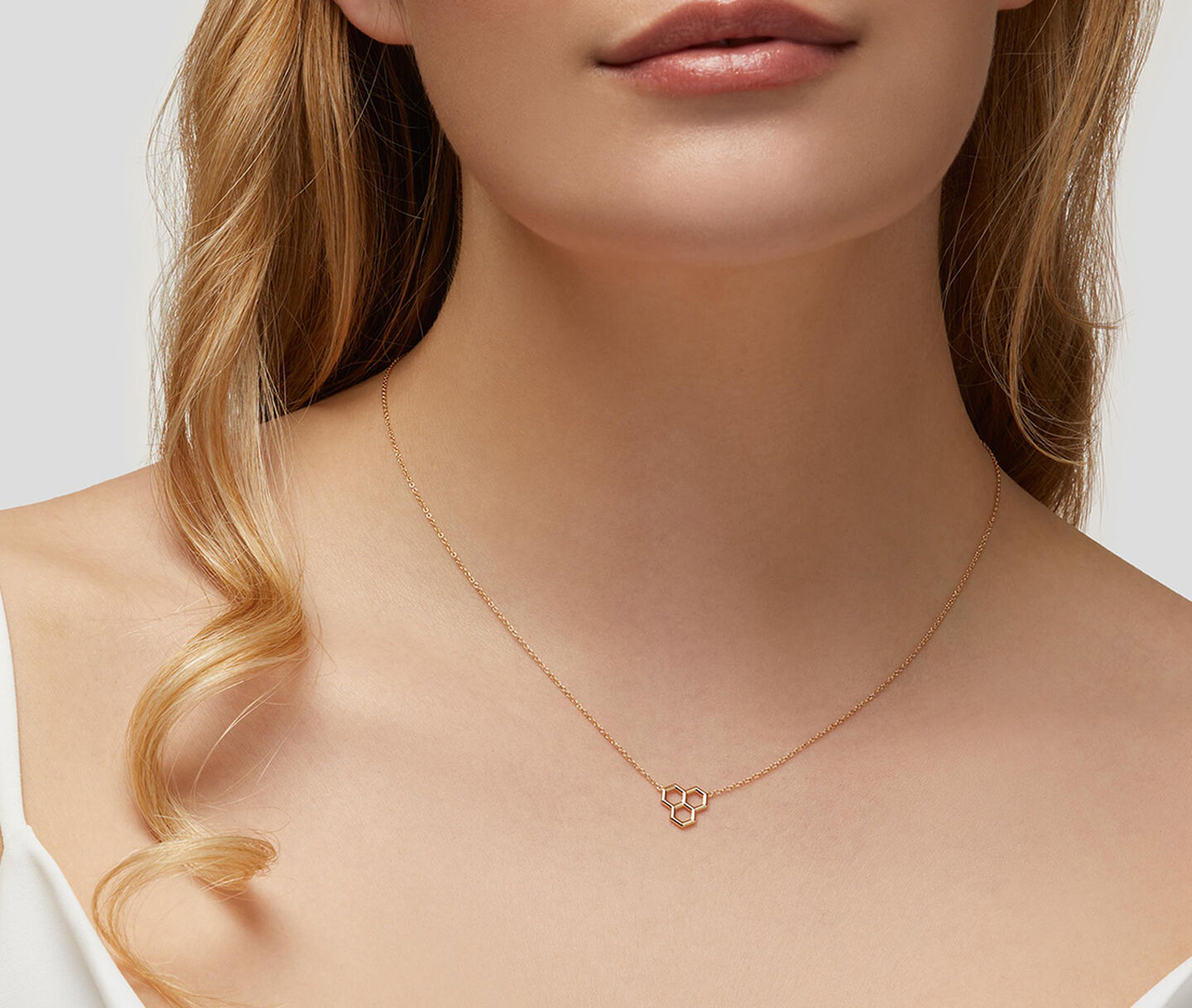 A woman wearing a Birks Bee Chic yellow gold necklace.